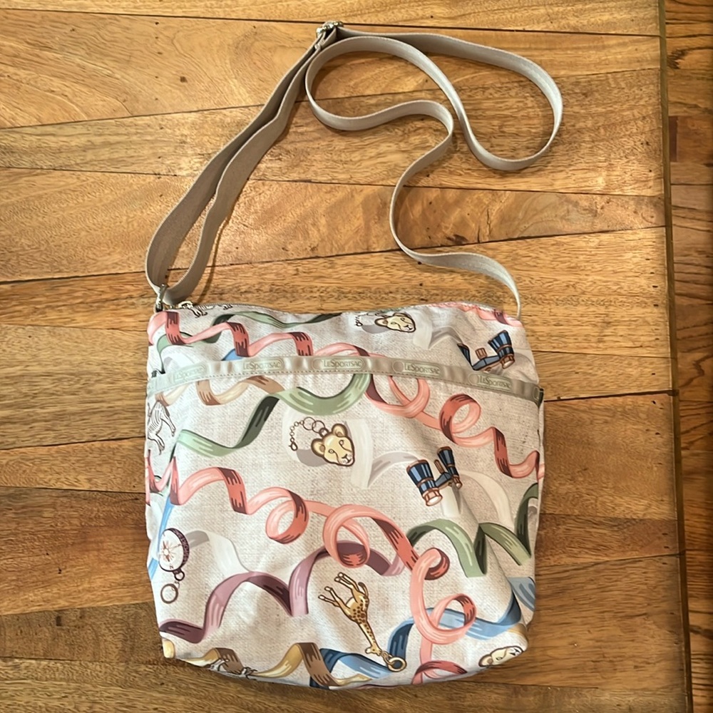 RARE RETIRED LESPORTSAC “MEANDER” SAFARI ANIMALS RIBBONS AOP PRINT CROSSBODY